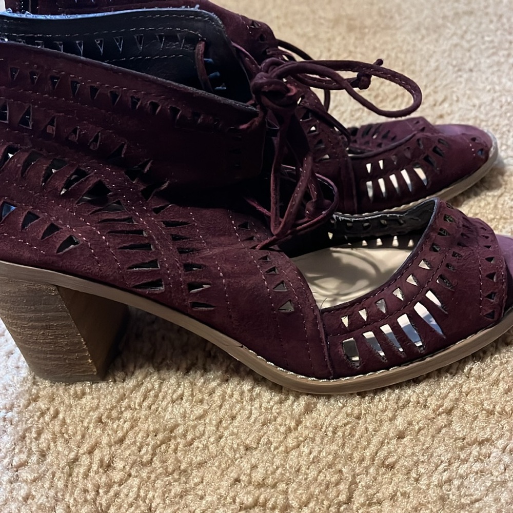 Vince Camuto Berry color sandal 6.5M